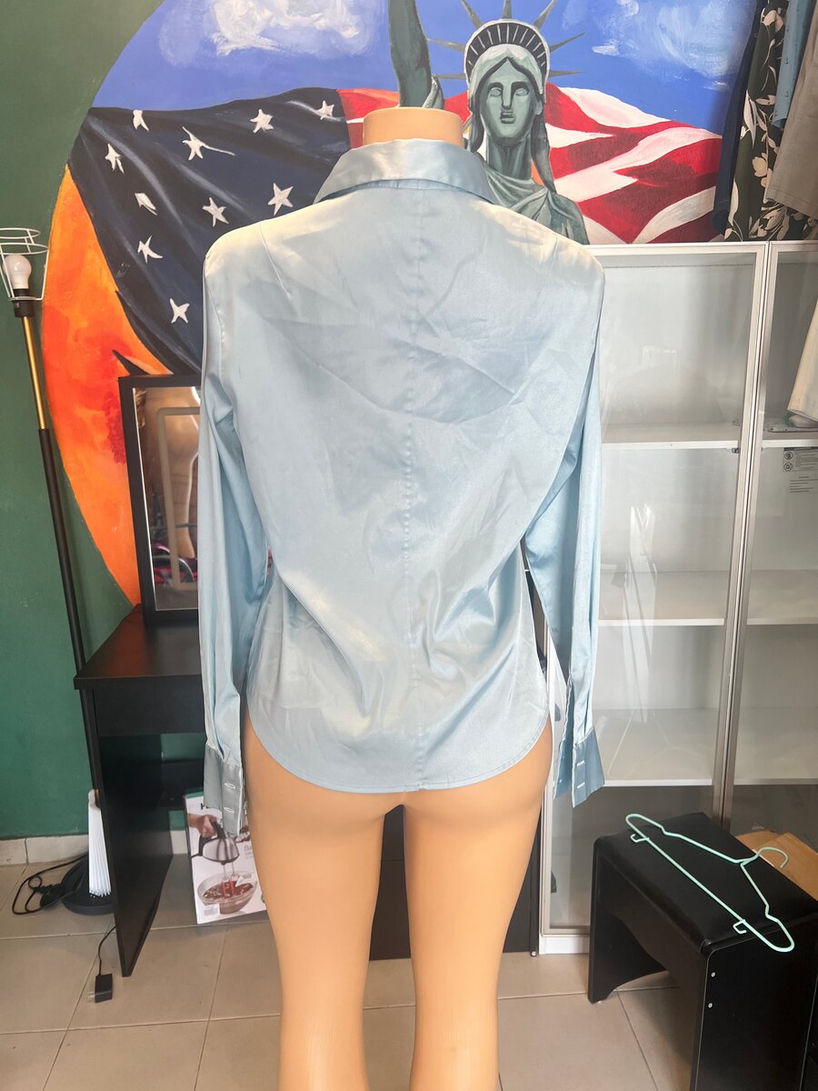 Chemise en satin bleu