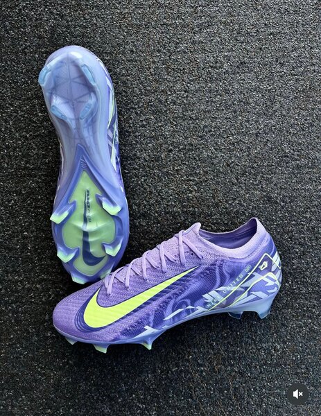 Chaussures de foot Nike colorées