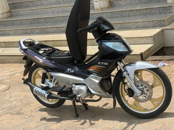 Moto KTM X4 argentée