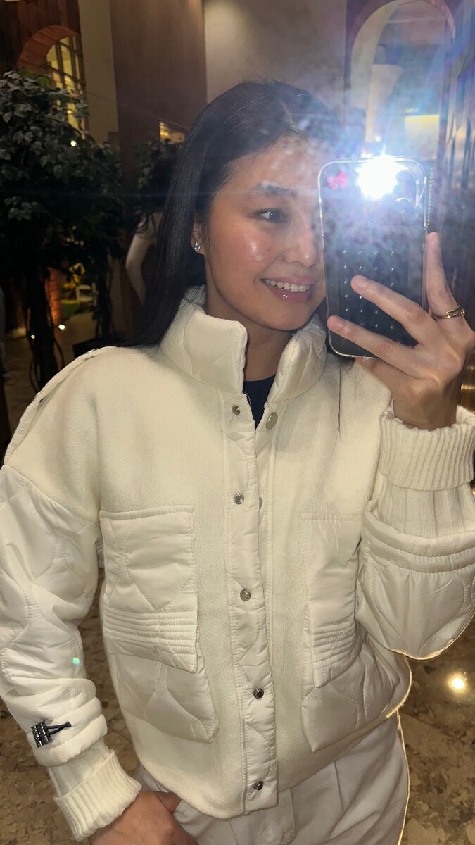 2100 сом  курточки легкие , в трех расветках , размер станда