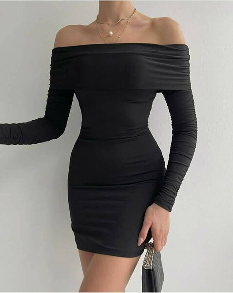 Robe noire épaules dénudées