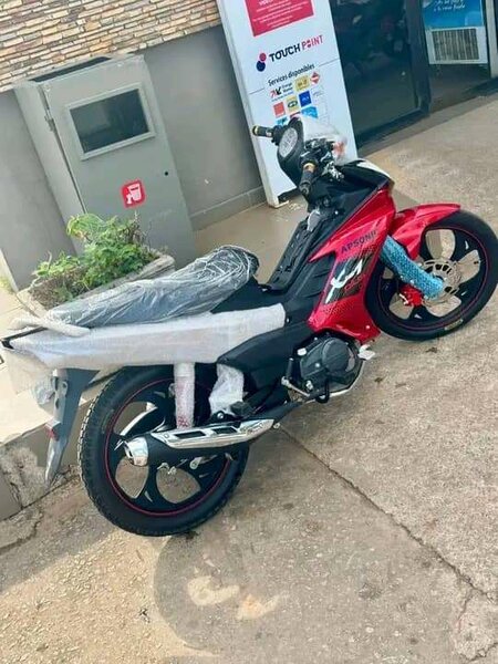 Moto sportive 125cc rouge