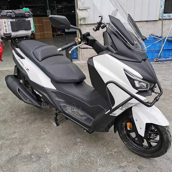 Scooter Yamaha blanc et noir