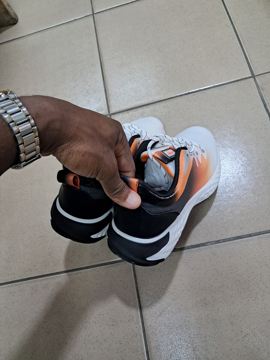 Chaussures de sport orange, noir et blanc