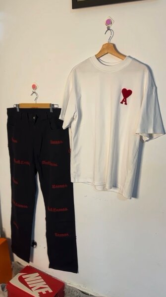 T-shirt blanc avec logo rouge
