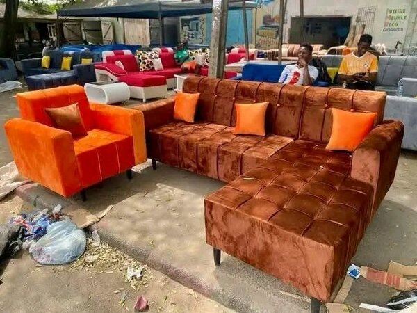 Canapé en velours marron avec ottoman