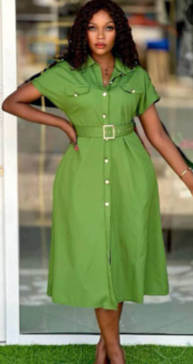 Robe boutonnée verte avec sangle et manches courtes