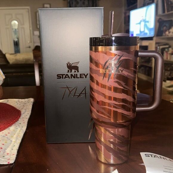 Gobelet Stanley XXL, rayé