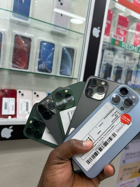 13 PRO CASI NEUF 128GB ET 256G