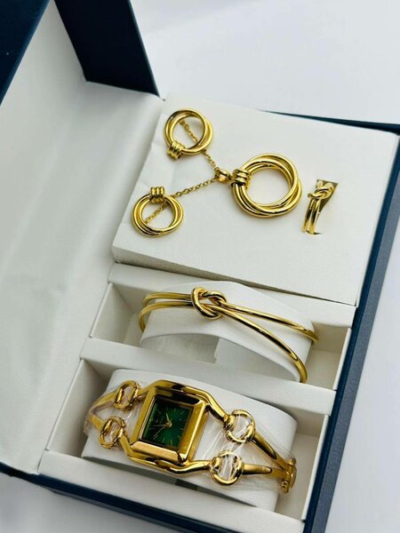 Ensemble de montres et de bijoux