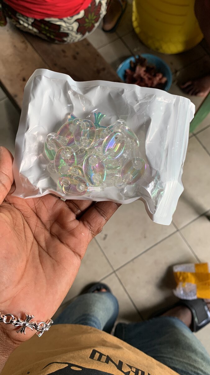 Collier en résine avec pendentif croix