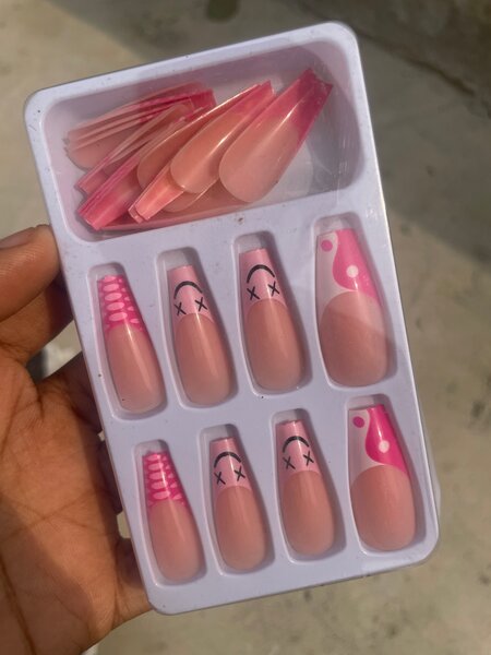 Ongles adhésifs réutilisables