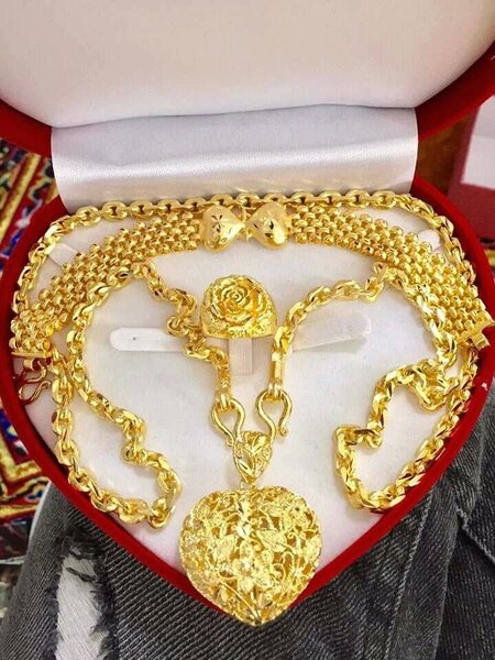 Collier en Or avec Médaillon en Forme de Coeur