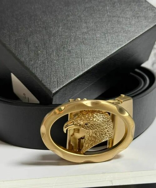 Ceinture en cuir noir avec boucle tête de lion dorée