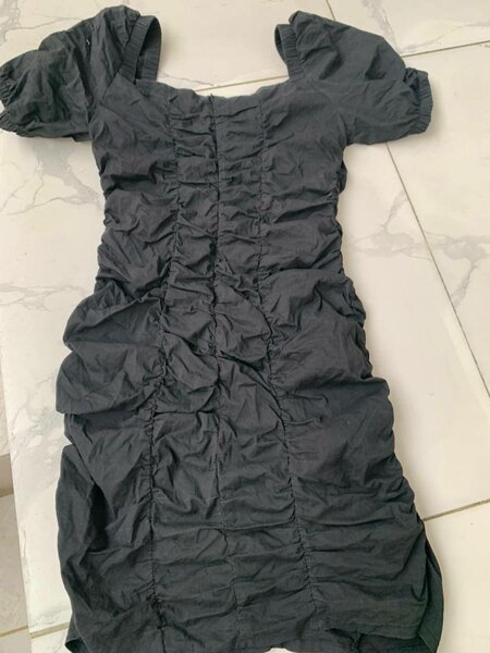 Robe froncée noire élégante