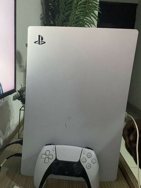 PS5 Standard 1 manette et 6Jeux déjà installer