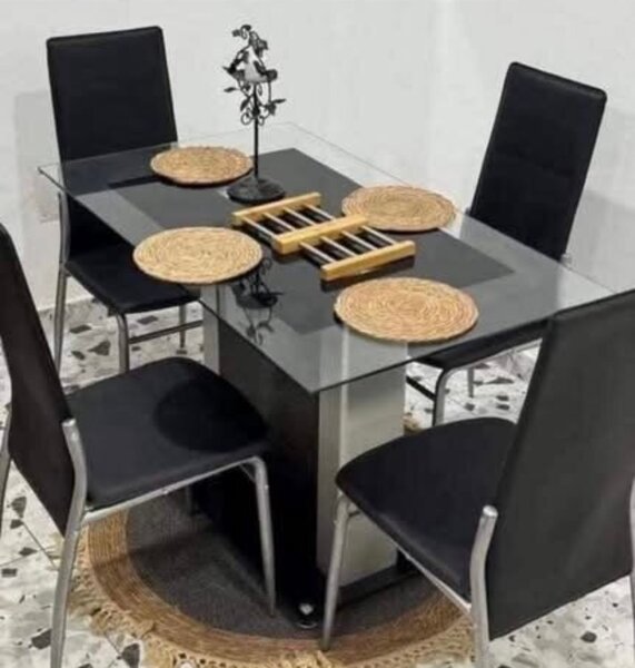 Table à manger en verre avec chaises