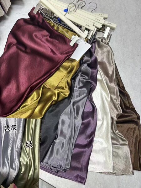 Трендовые юбки из мокрого шелка