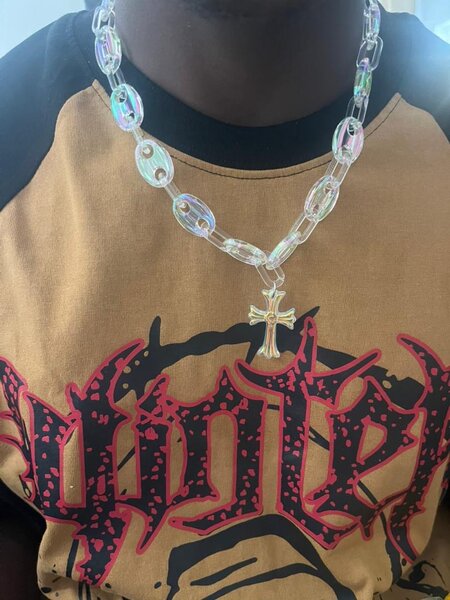 Collier en résine avec pendentif croix