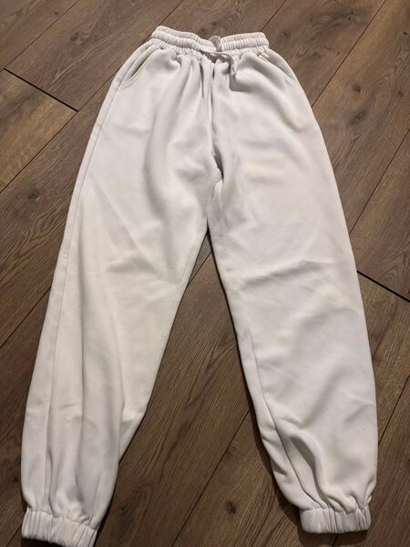 белые спортивные штаны