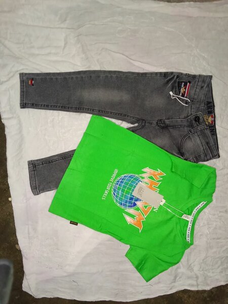 Ensemble T-shirt Vert et Jeans Gris