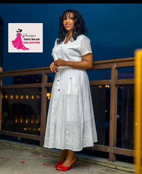 Robe élégante en dentelle blanche