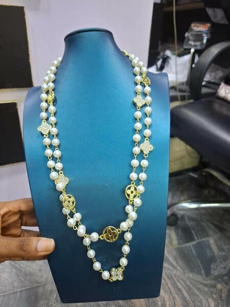 Long pearl necklace
