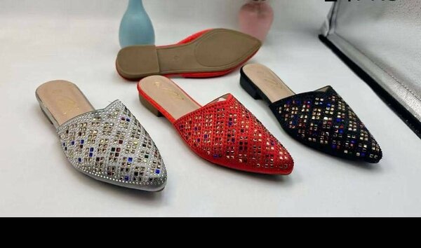 Mules élégantes décorées