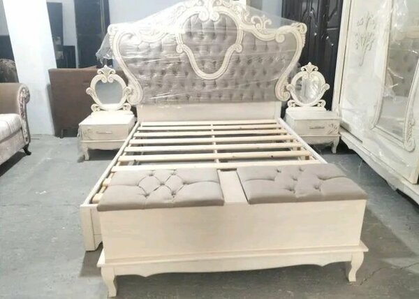 Cadre de lit en bois sculpté