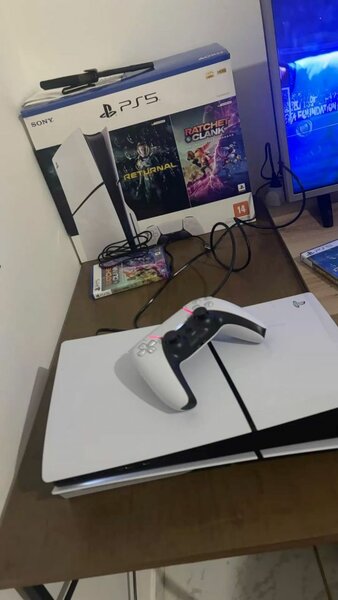 Console PS5 avec manette et jeux vidéo