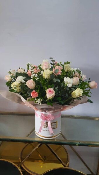 Bouquet de roses dans une boîte