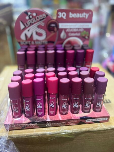 Paquet de rouge à lèvre matte.