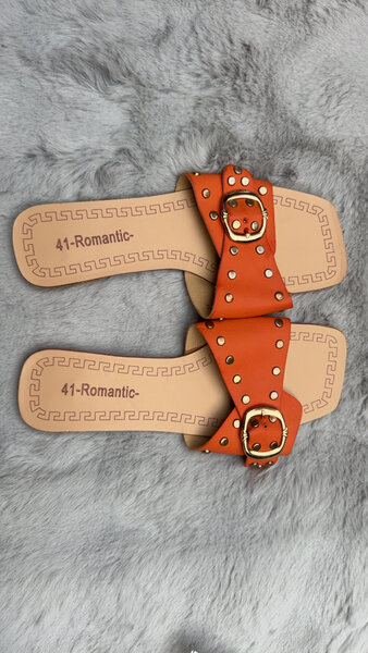 Sandales en cuir clouté