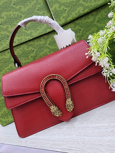 Sac à main rouge en cuir pour femme