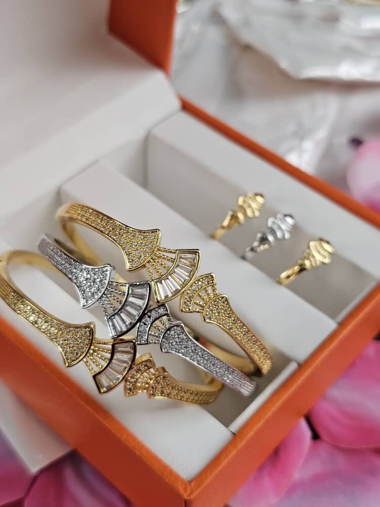 Ensemble de bracelets et bagues en or