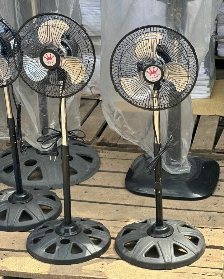 Ventilateur sur pied Crown noir