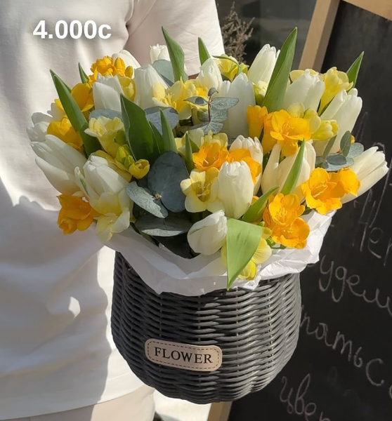 Букет из белых тюльпанов и нарцыссов