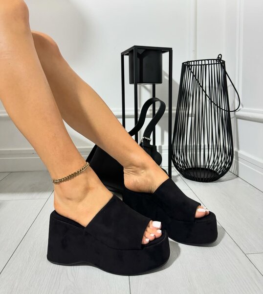 Sandales compensées noires élégantes