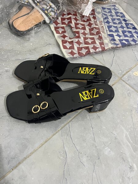 Sandales noires élégantes