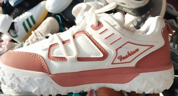 Baskets blanches et roses tendance