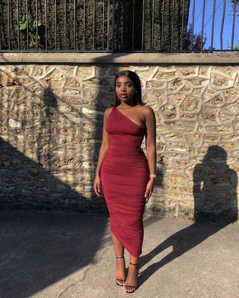 Robe Moulante Épaule Dénudée
