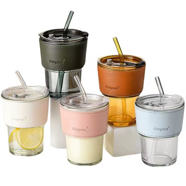 Mug en verres avec paille