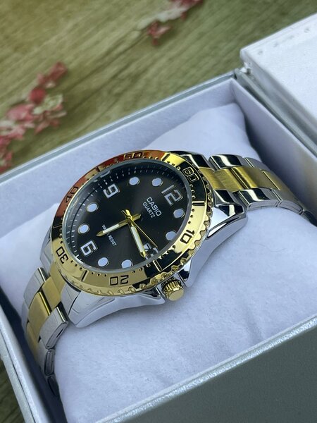 Montre Casio Bicolore Élégante