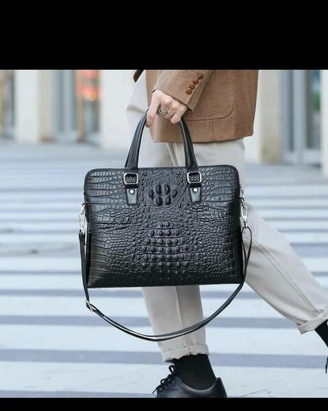 Sac à main en cuir noir pour femme