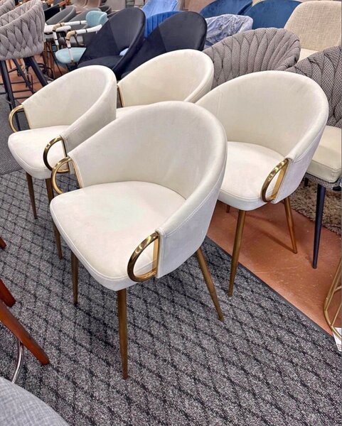 Chaise design en cuir blanc