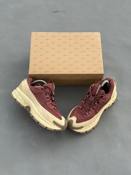 Chaussures de sport rouges et blanches