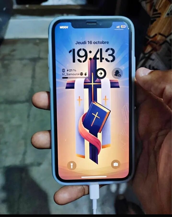 iPhone X bleu avec coque de protection