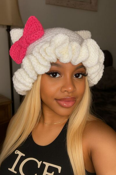 Chapeau tricoté avec nœud rose