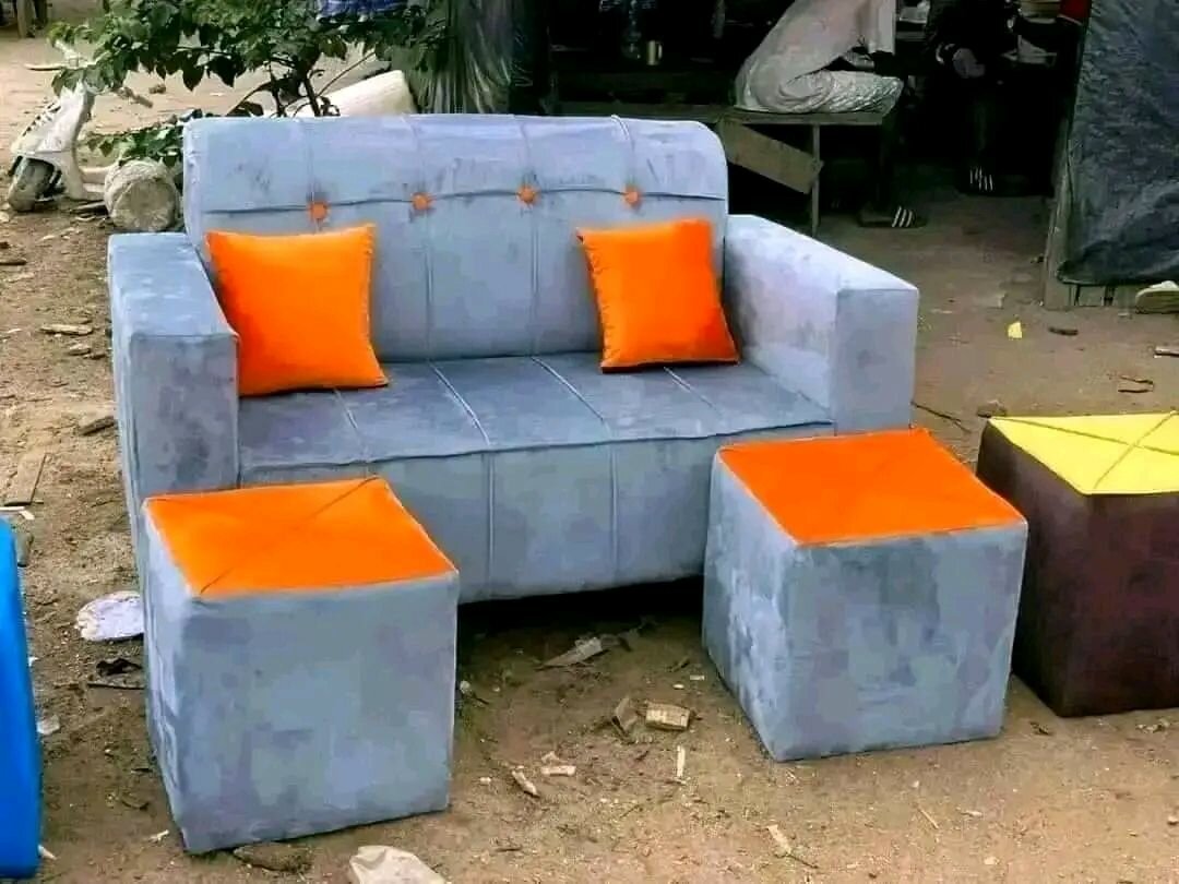 Ensemble canapé et poufs en velours