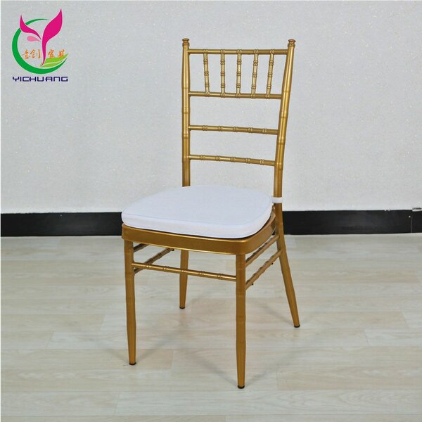 Chaise dorée élégante